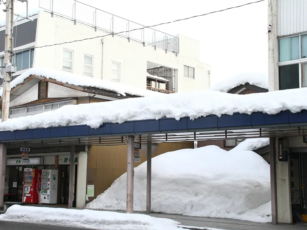 雪の積もった雁木の画像