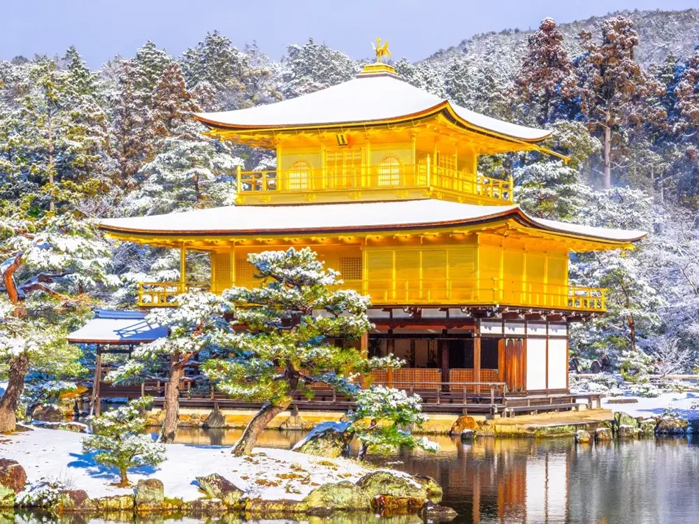雪化粧をした金閣寺の画像
