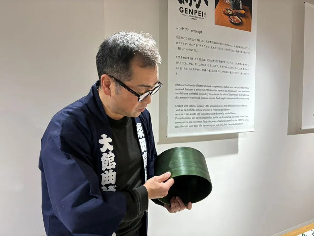 源平を手に取り説明をする柴田さんの画像