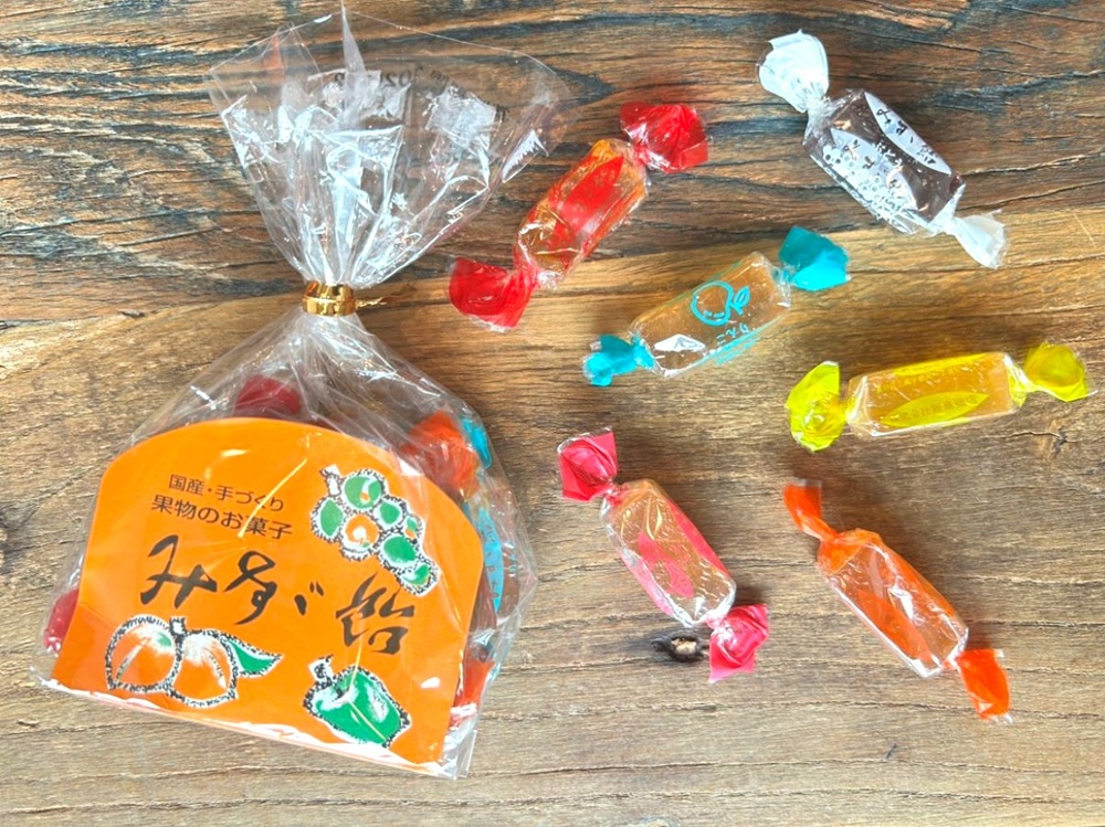 みすゞ飴のパッケージと飴を上から撮影した画像