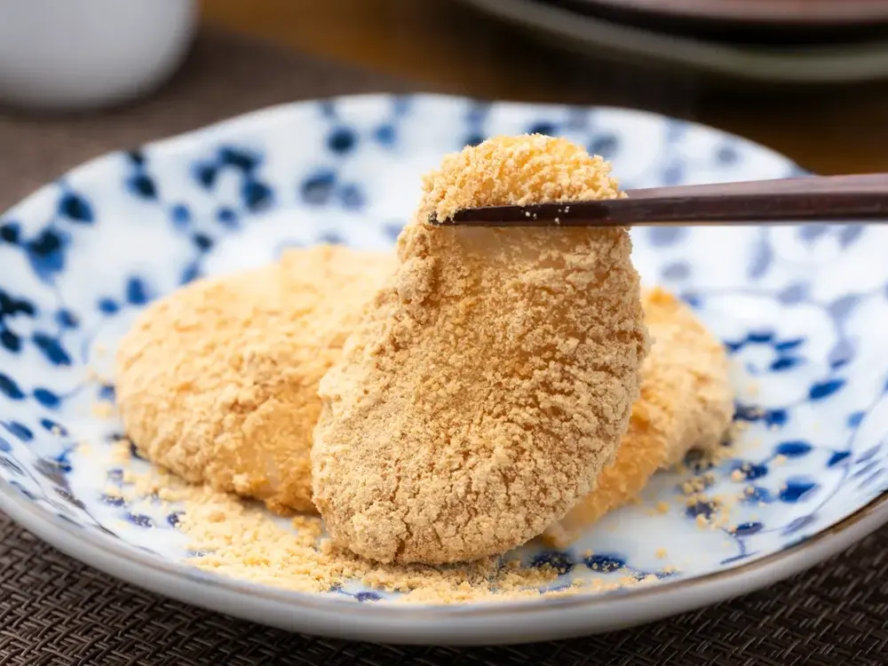 きなこ餅を箸で持ち上げている画像