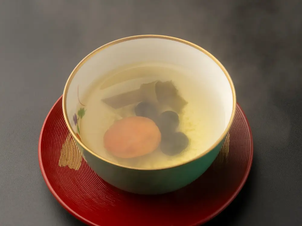 福茶が茶托の上に載った画像