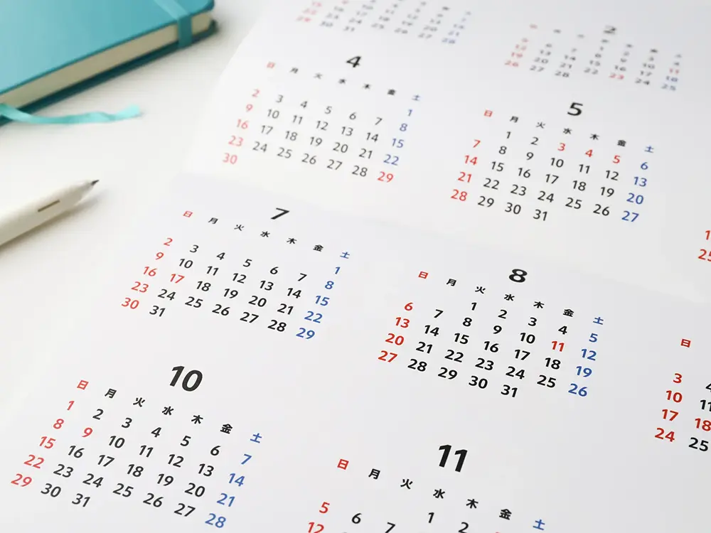 1年のカレンダーと手帳とペンの画像