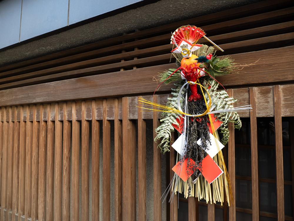 玄関に飾られた正月飾りの画像
