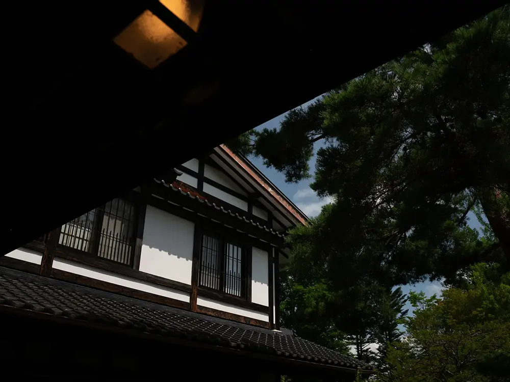 油屋の軒先から建物を見た画像