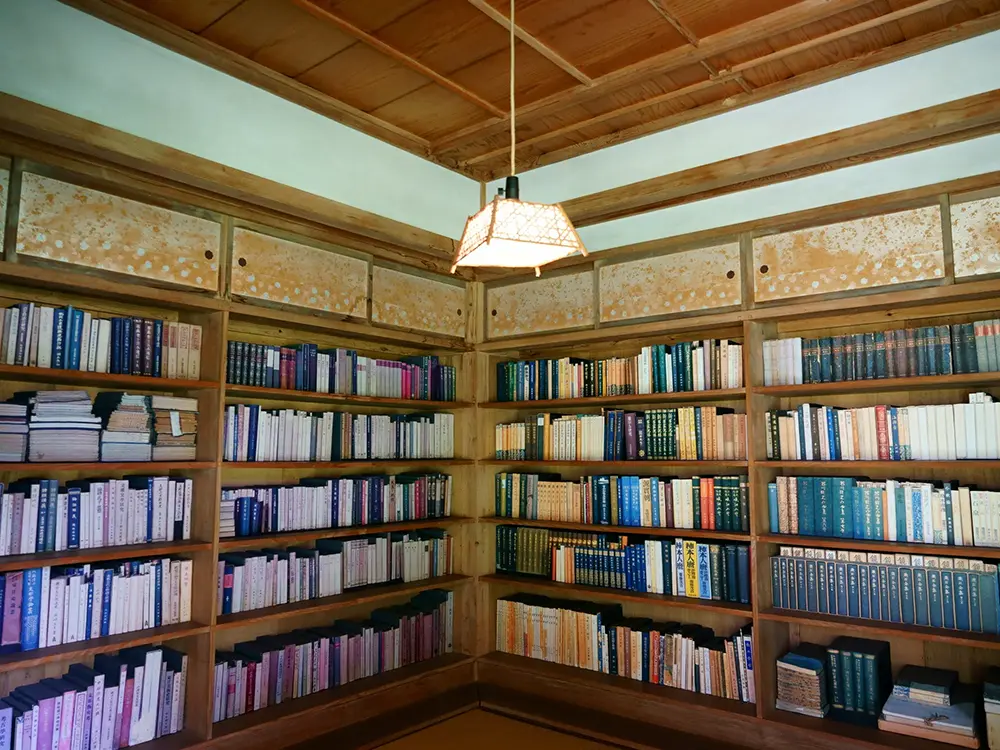 堀辰雄記念館・堀辰雄の書斉内部本棚の画像