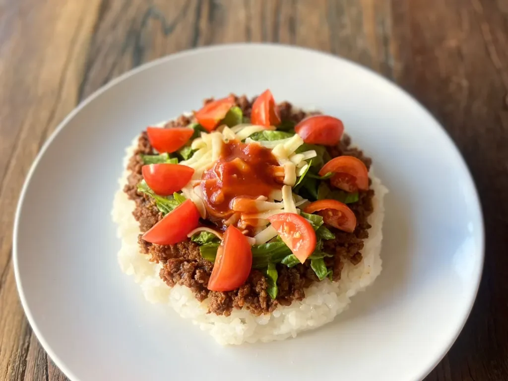 実際に作ったタコライスを器に盛り付けた画像