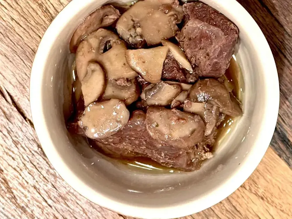 器に盛りつけた十勝アヒージョの真上からの画像