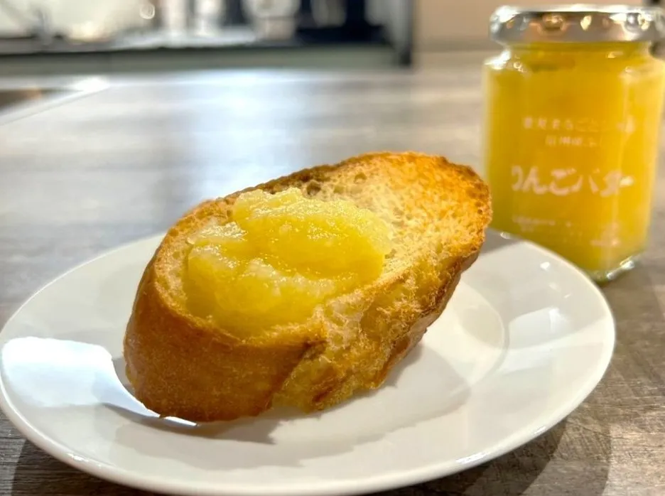 バゲットにりんごバターを乗せた画像