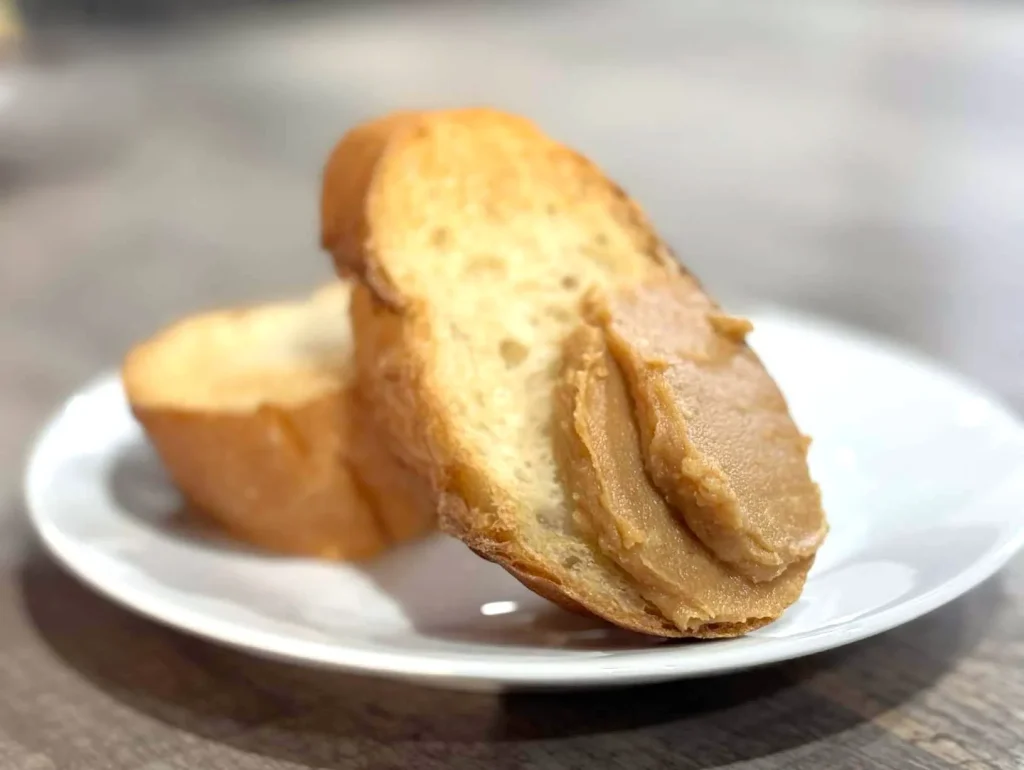 バゲットにカシューナッツ・スプレッドを乗せた画像