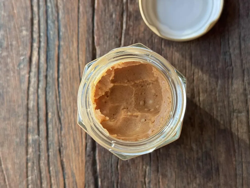 カシューナッツ・スプレッドの蓋を開け、上から撮影した画像