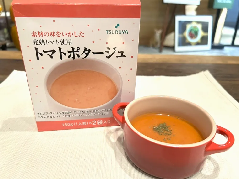 赤いスープ皿に入ったトマトポタージュの画像