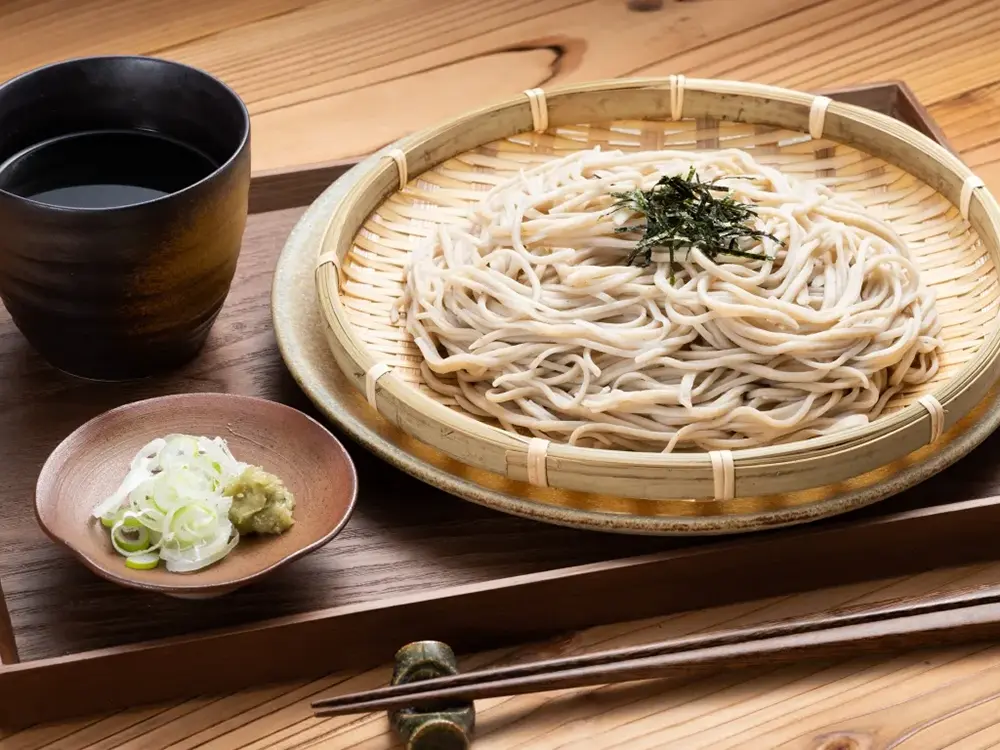 ざるそばと薬味とつゆの画像