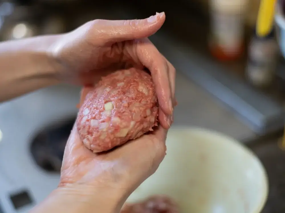 ハンバーグを作っている手元の画像