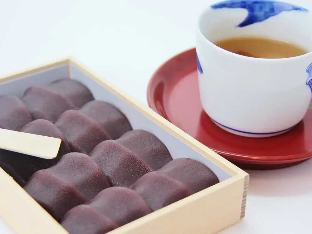 折箱に入った赤福餅にお茶が添えられた画像