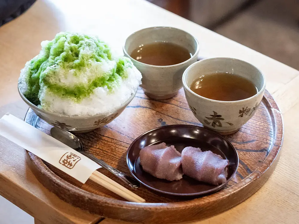 赤福餅と赤福氷が盆にのせられた画像