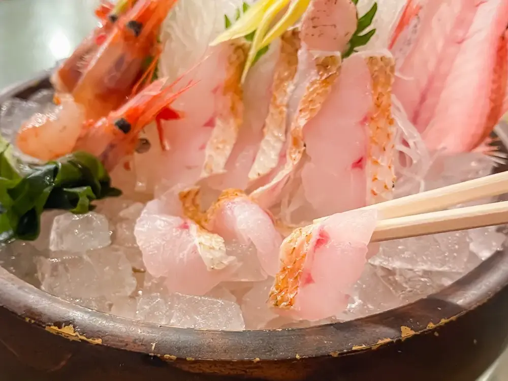 のどぐろの刺身のアップ、箸あげ画像