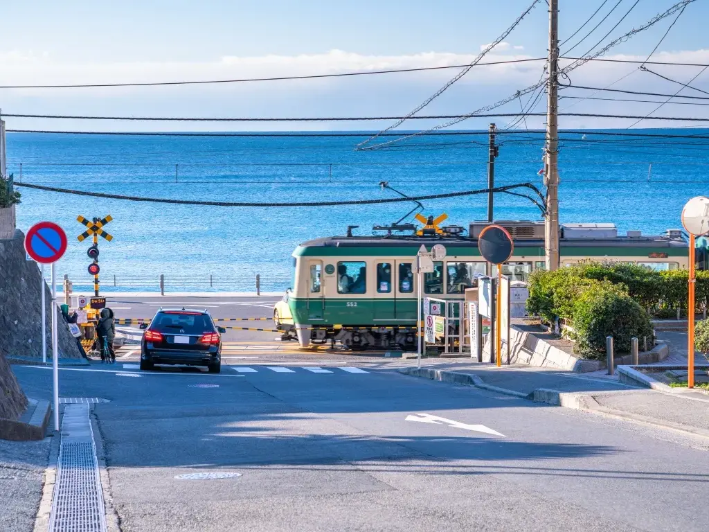 鎌倉を走る江ノ電と鎌倉の海の画像