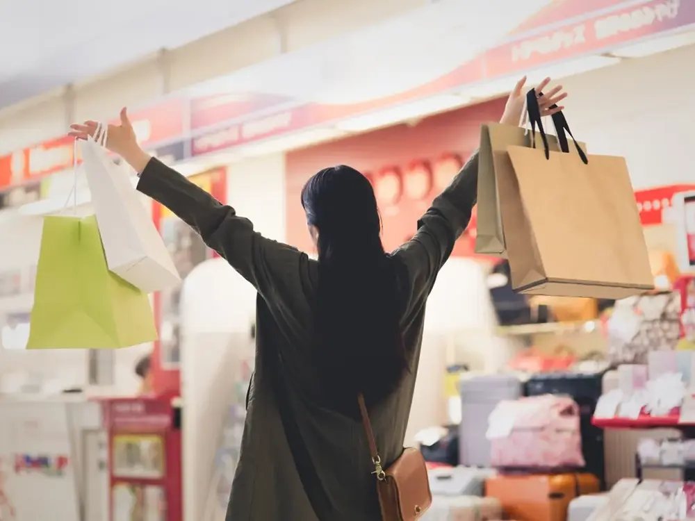 空港でのショッピングをする女性の画像