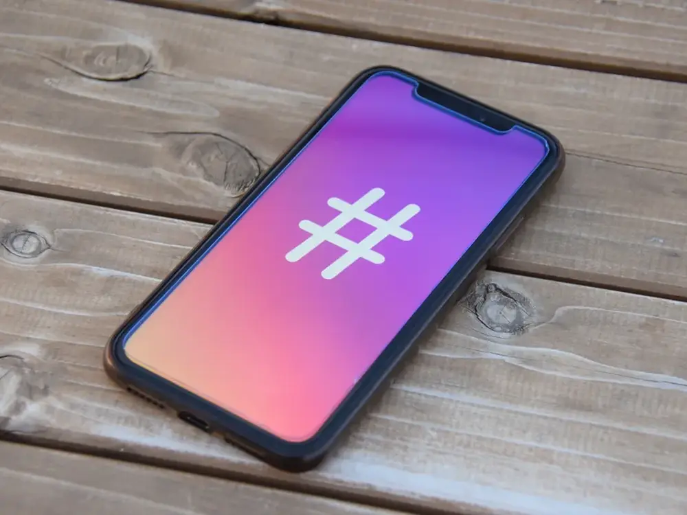SNSを表すイメージの写ったスマートフォンの画像