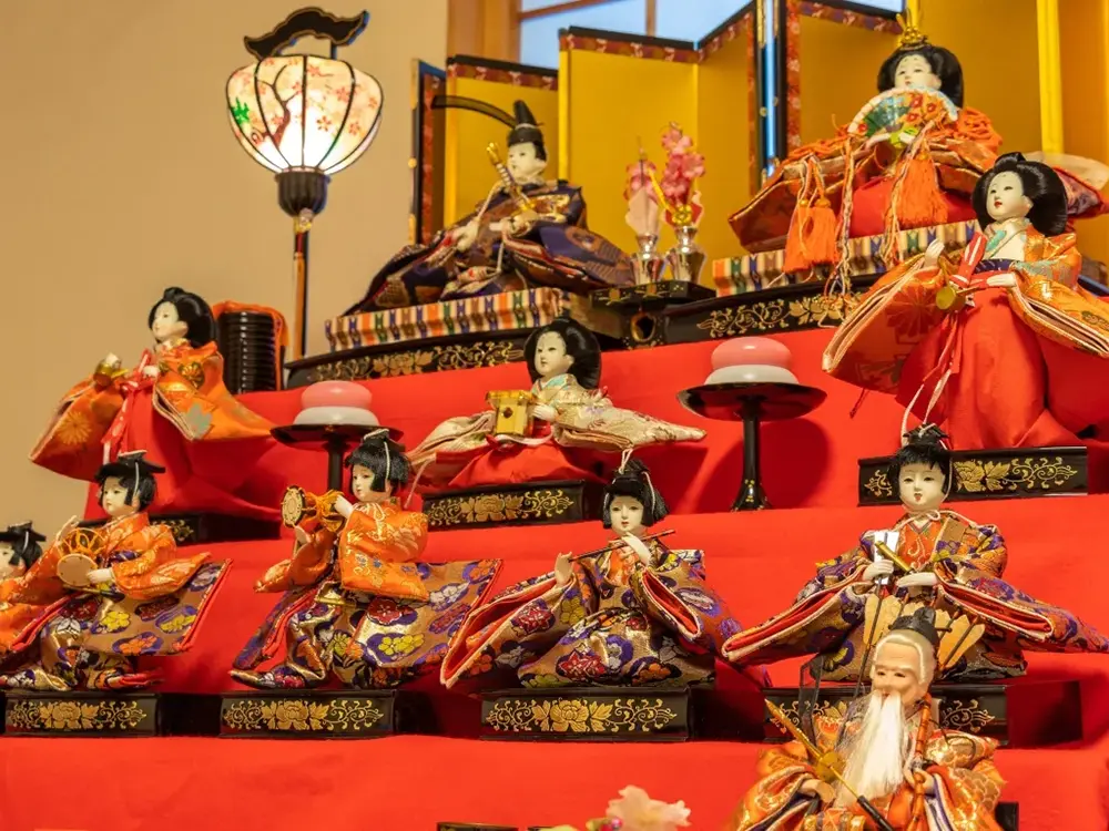 ひな壇の内裏雛や三人官女などの人形の画像