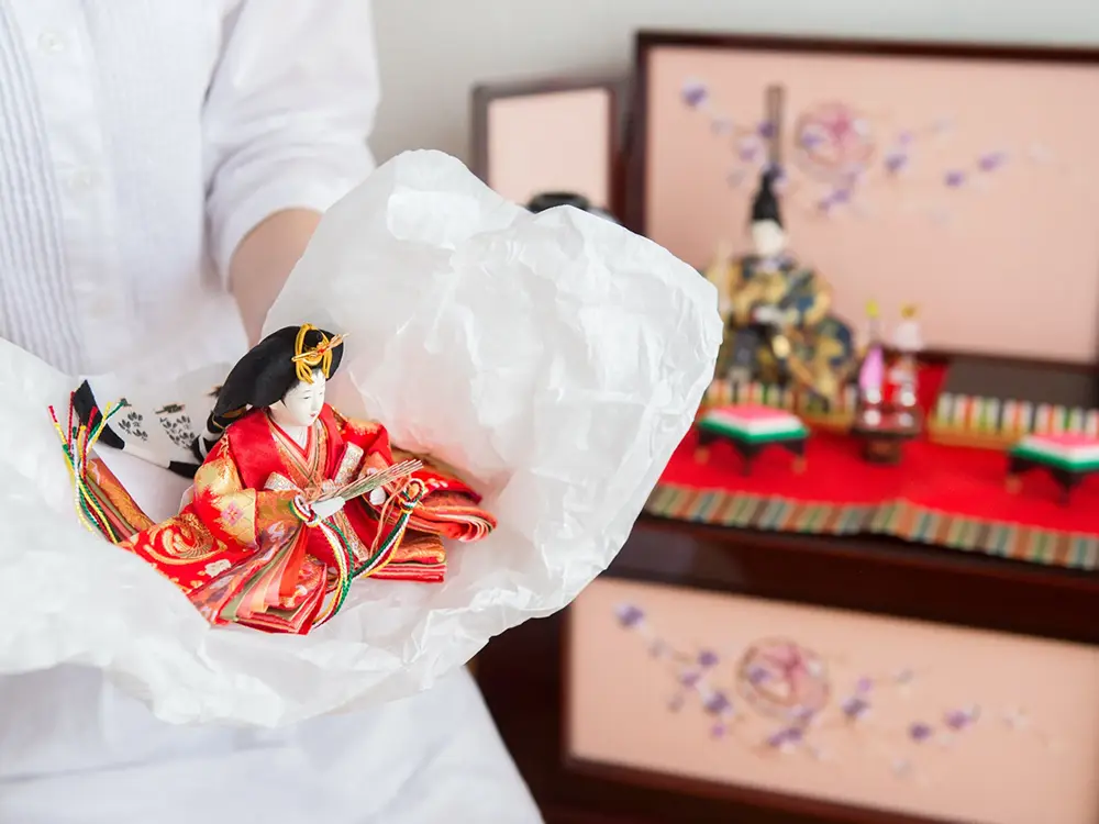 人形を出す母娘の画像