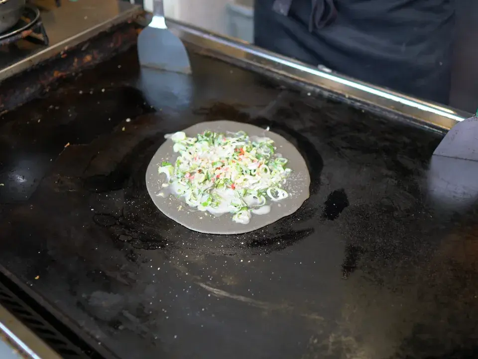 一銭洋食を鉄板で焼いている画像