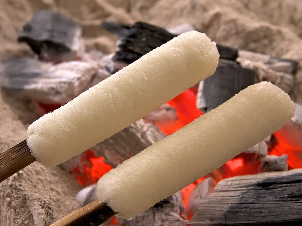 炭火で焼いているきりたんぽの画像