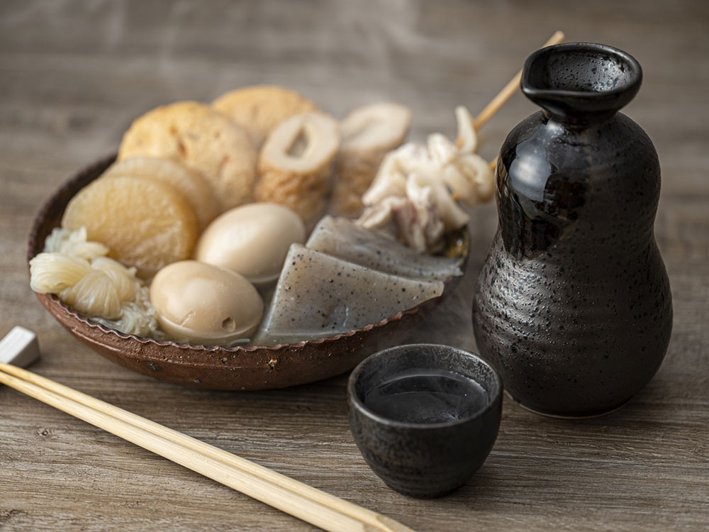おでんと日本酒の画像