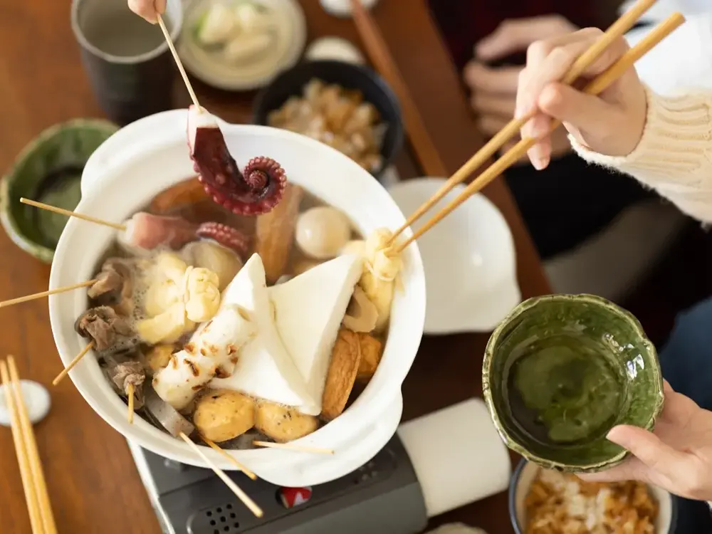 おでんを食べようと箸を伸ばす画像