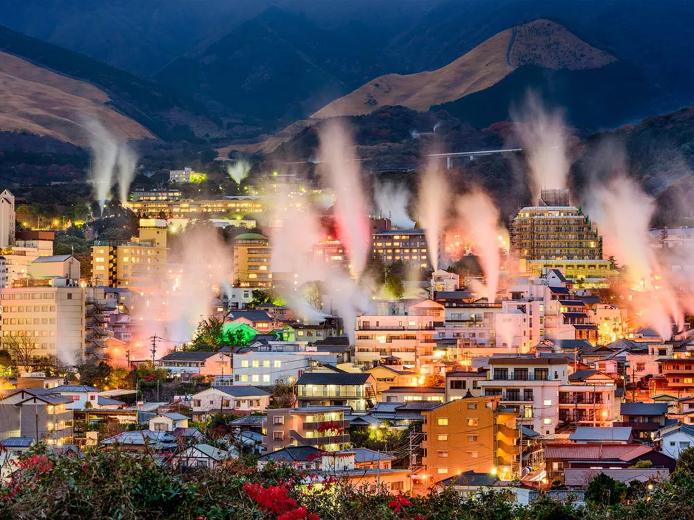 別府の夜景、白い湯けむりの画像