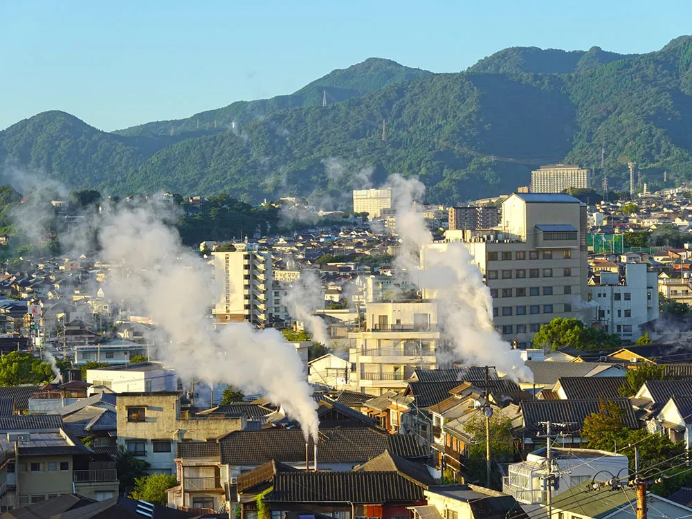 別府の街並み、白い湯けむりの画像