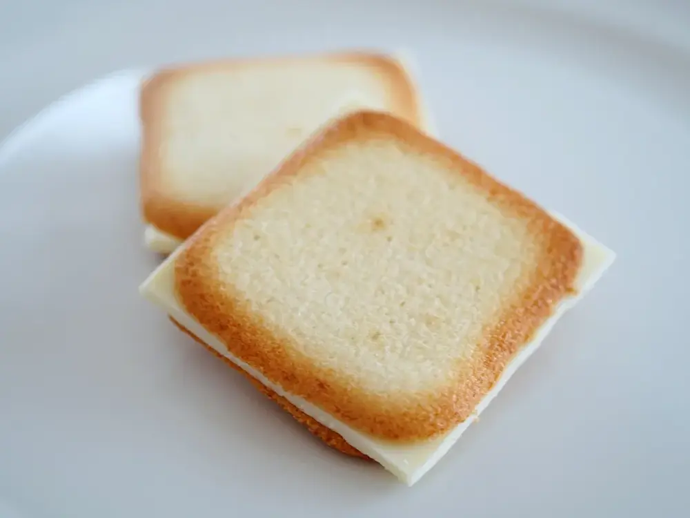 白い恋人と同様のラングドシャでホワイトチョコをサンドしたお菓子の画像