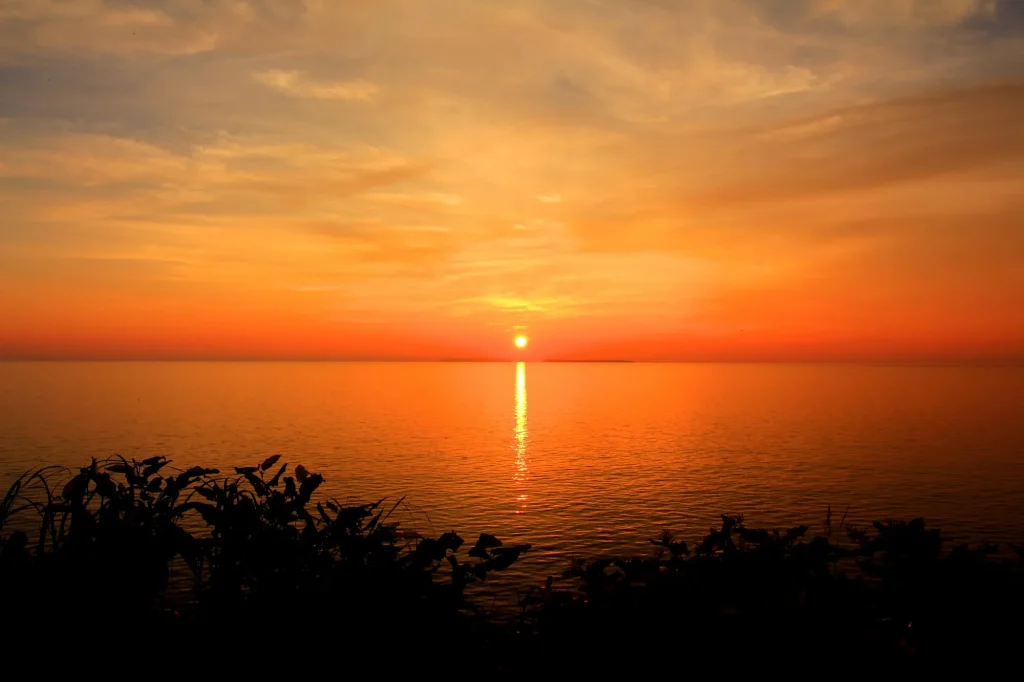 天売島と焼尻島の間に夕陽が沈む画像