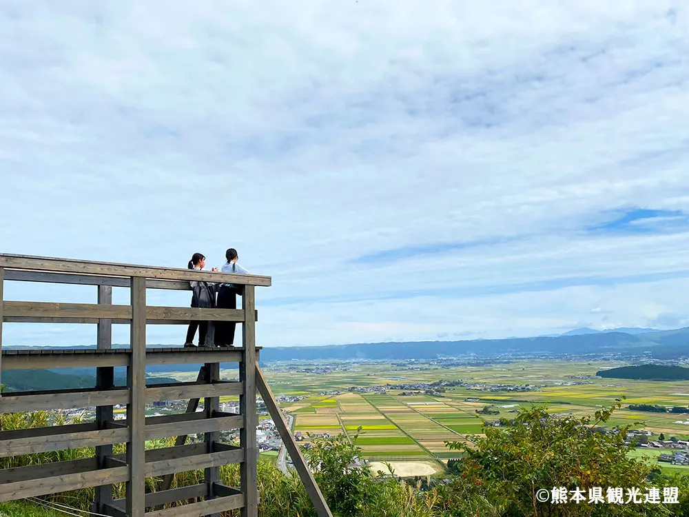 田子山展望所からカルデラと水平な外輪山を望む画像
