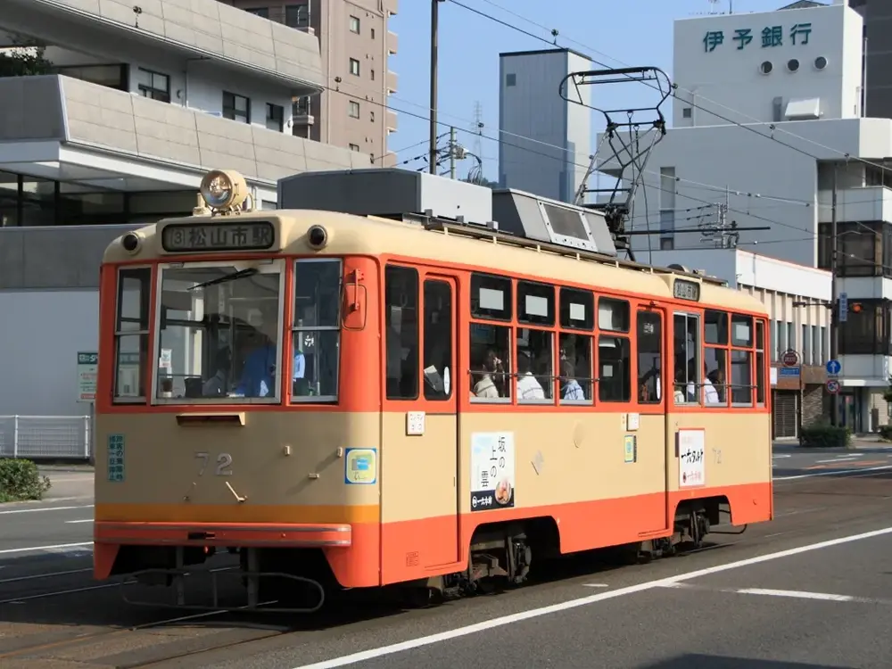 伊予鉄道松山市内線の路面電車の画像