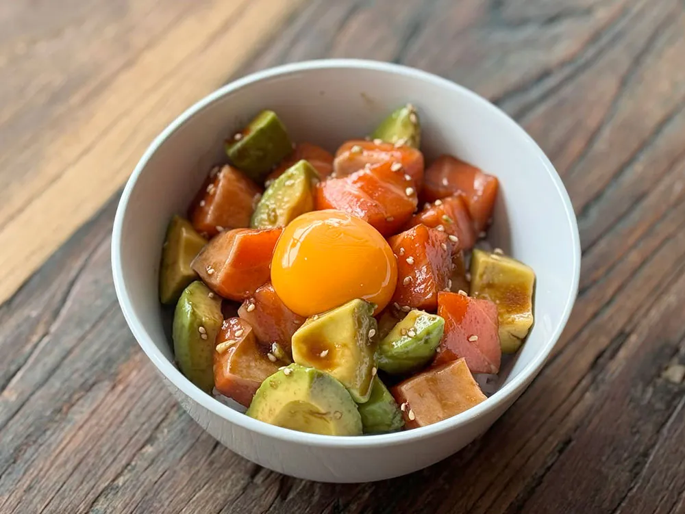スタッフが作ったポキ丼の画像