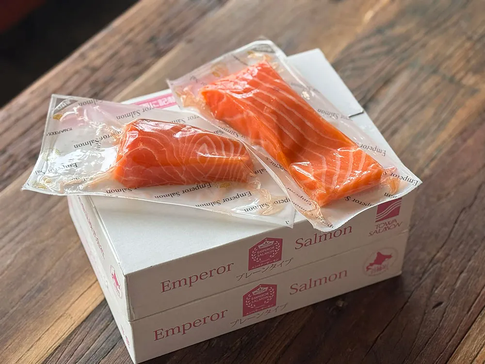 解凍したエンペラーサーモン2パックの画像