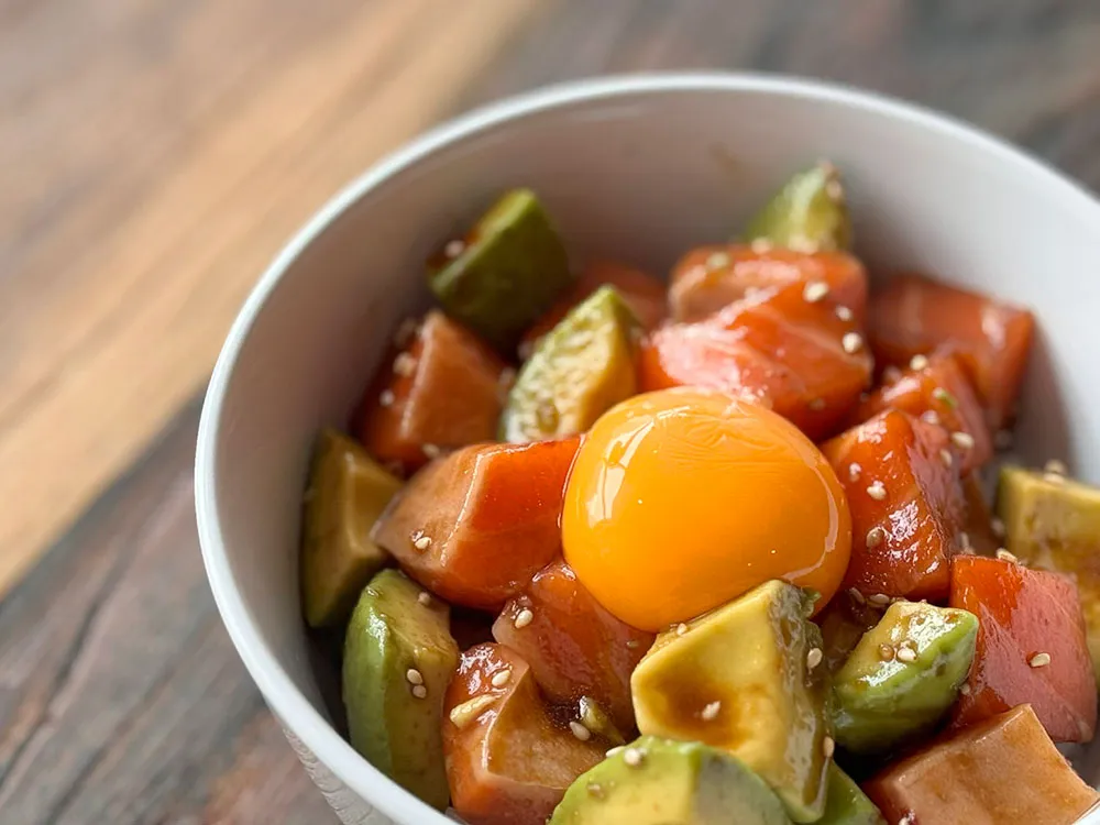 スタッフが作ったポキ丼の画像