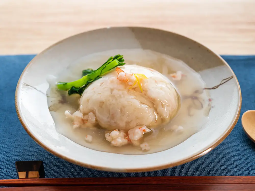 器に盛られたれんこんとはんぺんとエビの真薯の画像