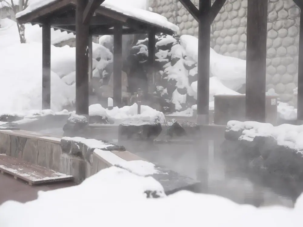 雪積もる露天風呂の画像