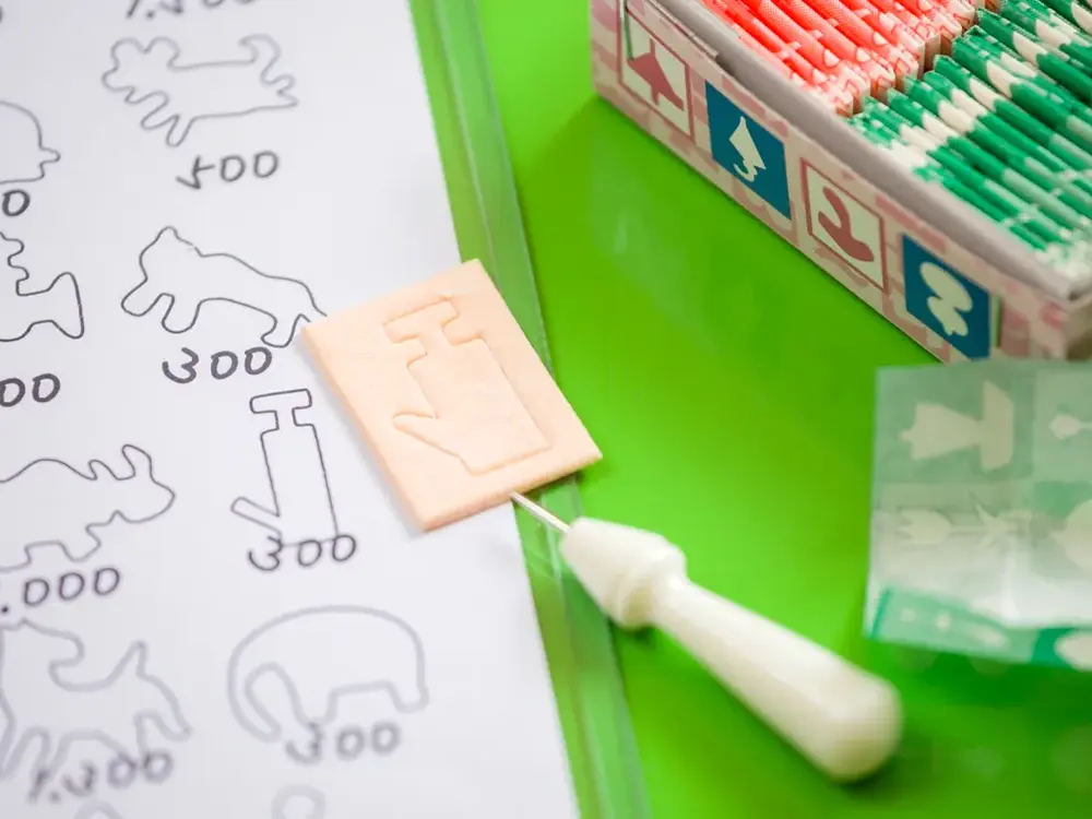 型抜きの箱と針、価格表の画像