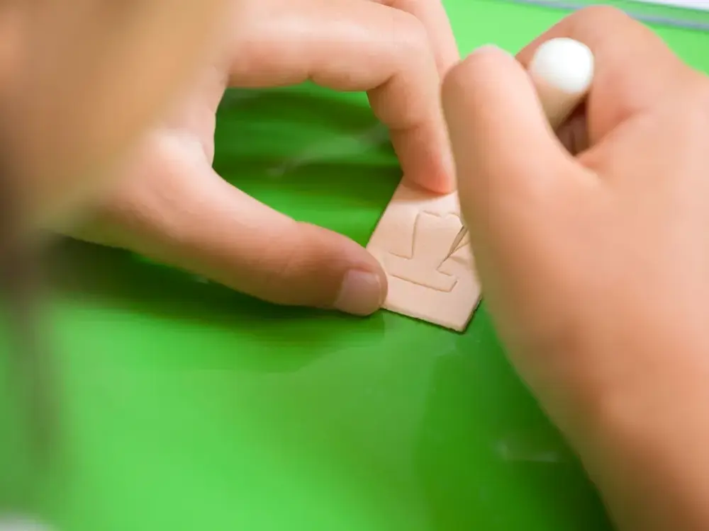 型抜きをする子どもの手元の画像