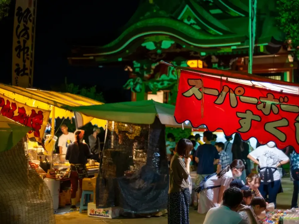 お祭りで賑わう屋台の画像