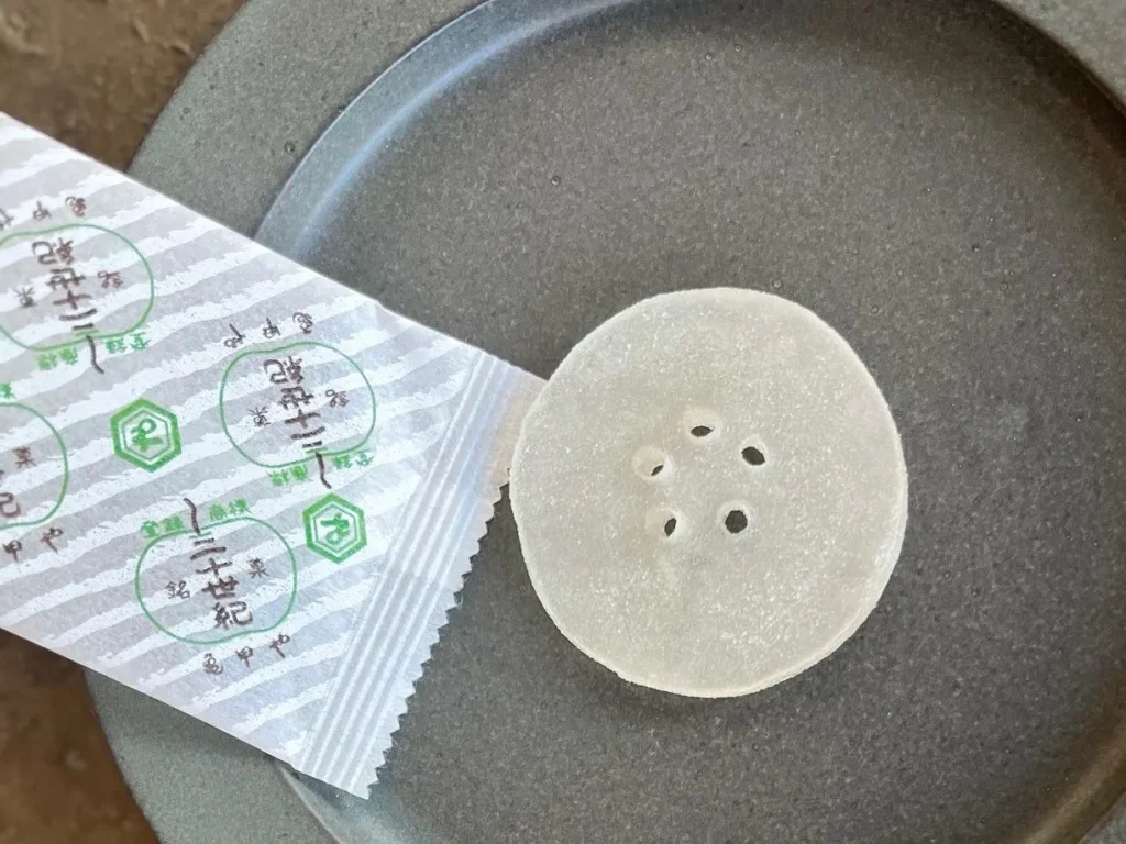 黒い皿に個包装から出した二十世紀を置いた画像