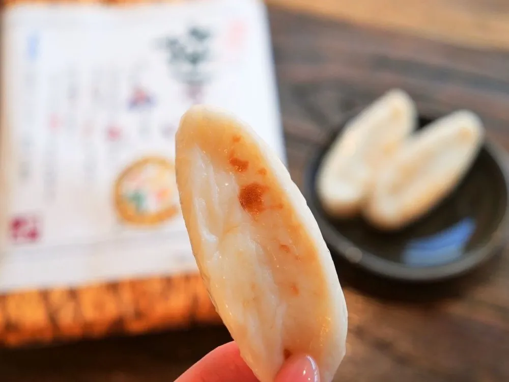 包装から出した、笹かまぼこの画像