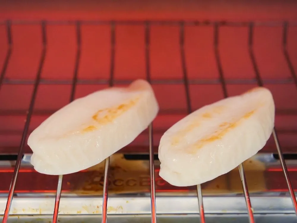 笹かまぼこをトースターであぶっている画像