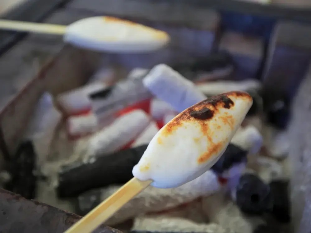 笹かまぼこを炭火で焼いている画像