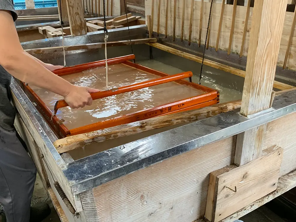 和紙漉きをしている画像