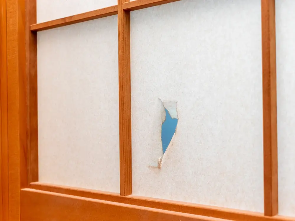 小さな穴が開いている障子戸の画像